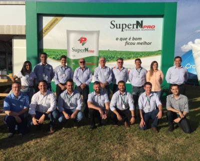 Presentes no stand da Fertilizantes Piratini na 21ª Expodireto Cotrijal: Diretores João Mário Darós e José Claudino dos Santos; Gerente Comercial Heitor Fell e equipe de vendas; departamento técnico da Koch Agronomic Services.