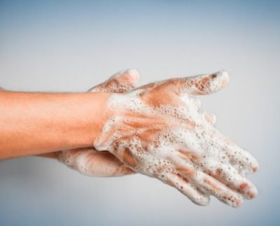 Lavar as mãos é importante forma de prevenção.