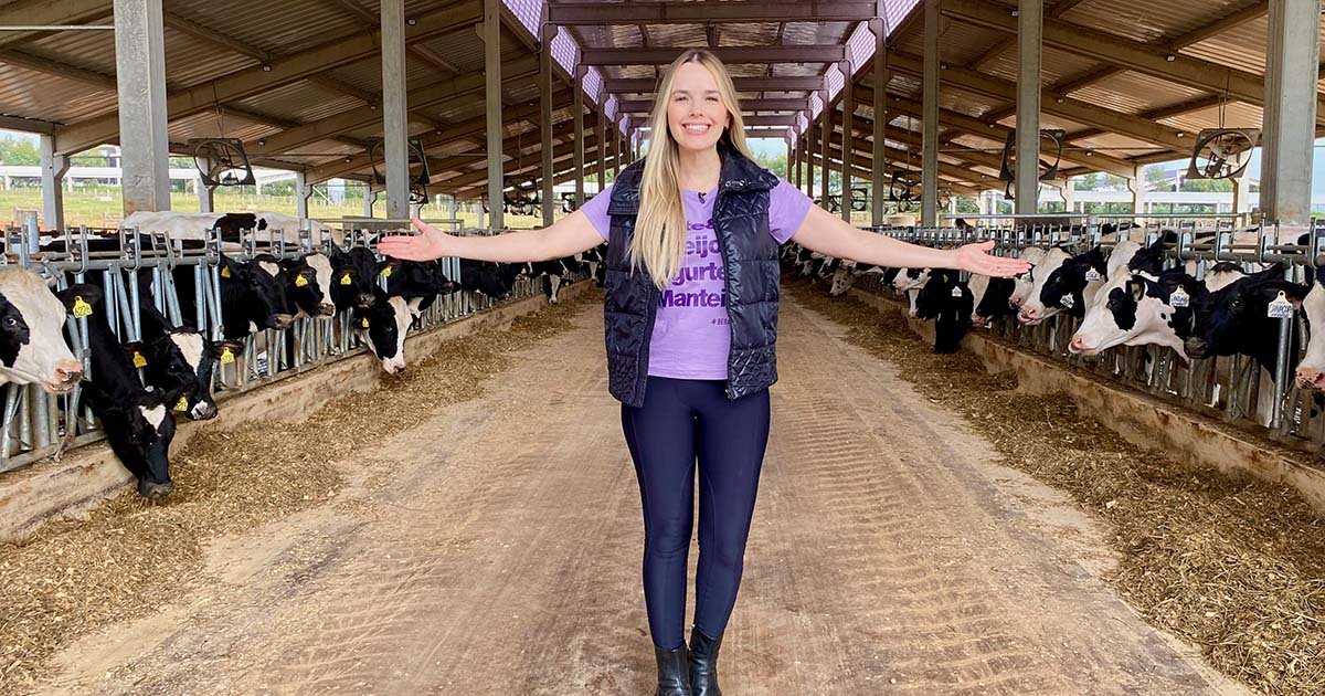 Cantora Thaeme visita fazenda certificada em bem-estar animal para mostrar como o leite é produzido