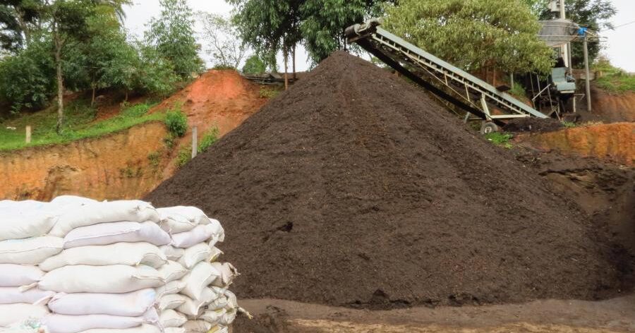 Os benefícios econômicos, agrícolas e ambientais do fertilizante orgânico composto.