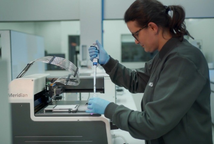 Robôs aceleram processos laboratoriais em programa de melhoramento genético da TMG 