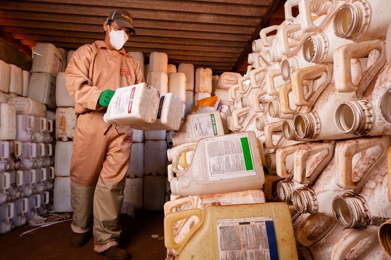 O destino correto para embalagens vazias de defensivos agrícolas