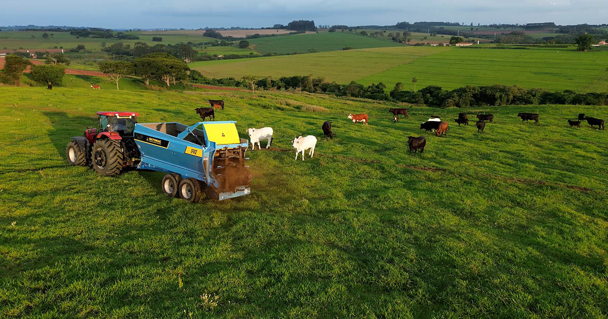 Esparramador de fertilizante orgânico é alternativa sustentável e econômica