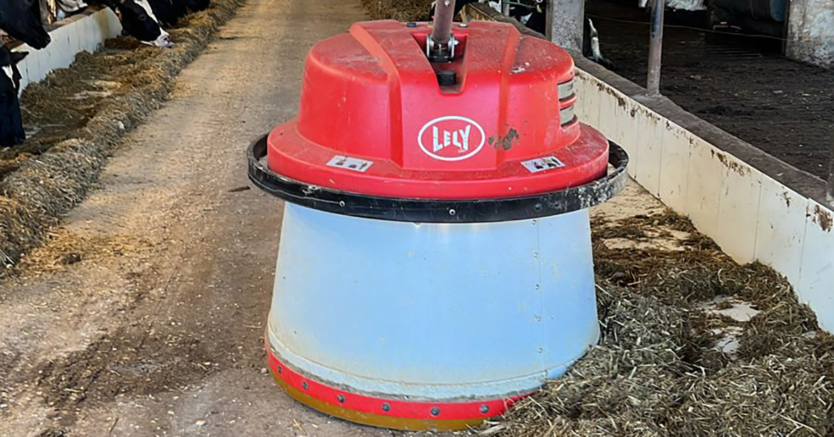 Empurrador automático de alimento ganha espaço em fazendas produtoras de leite