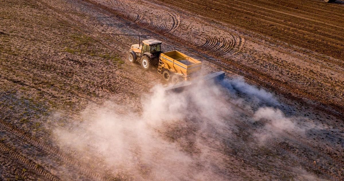Calcário e gesso em uma só aplicação: a solução para a correção de solo equilibrada e eficiente